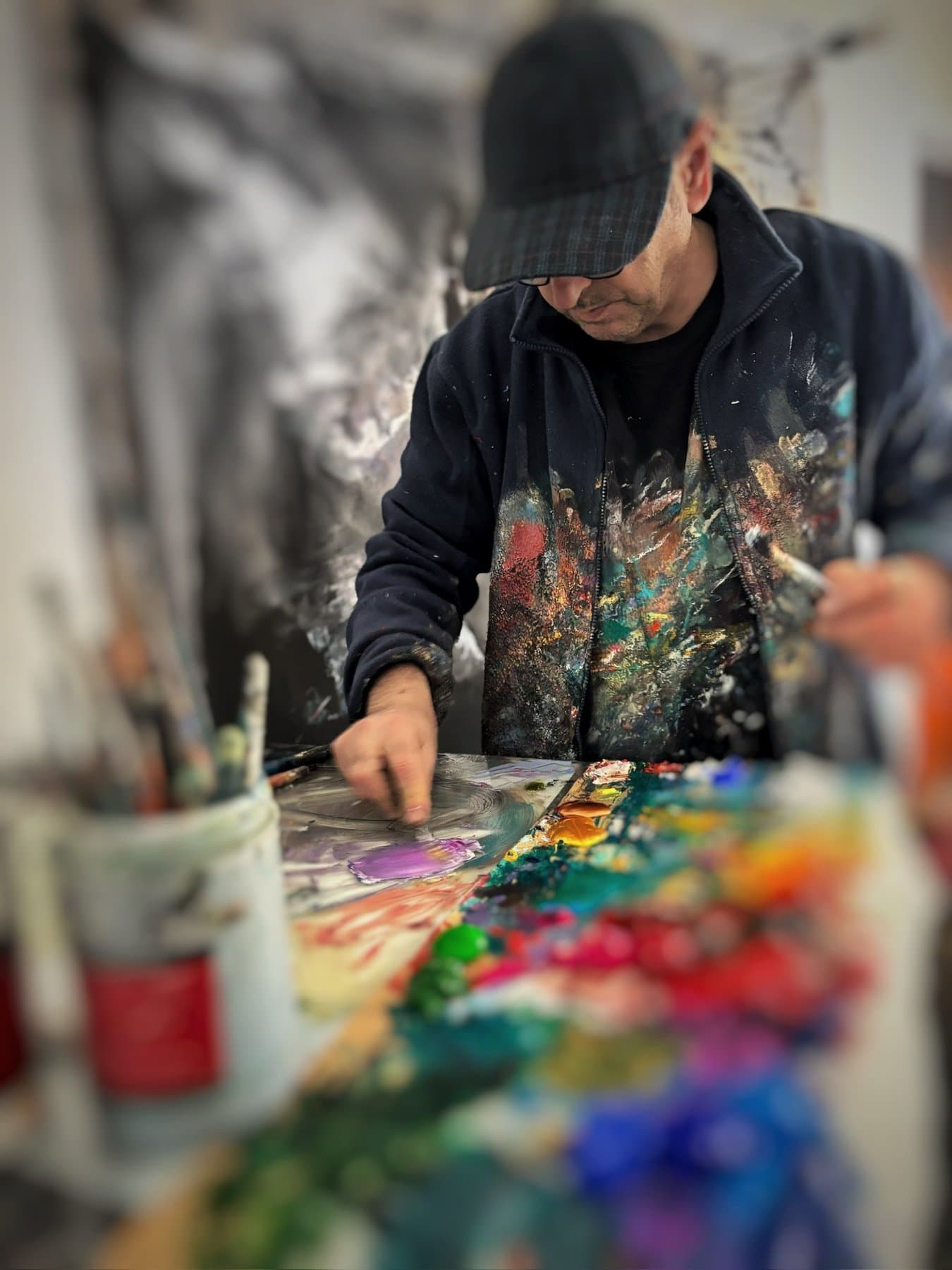 Grego Rodriguez pintando en su estudio