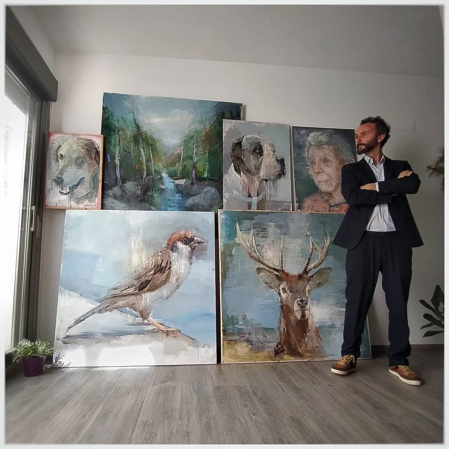 Raul Rodriguez con sus obras