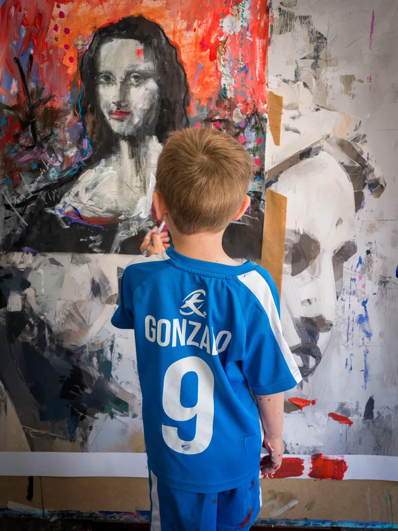 Gonzalo in front of the studio paintings: a magical moment of mischief.